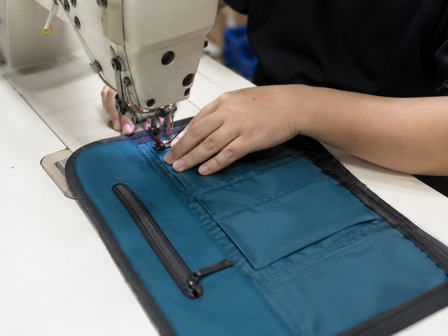 Organizer-pocket sewing visual showing interior pocket construction in the Travelon Classic Messenger Bag